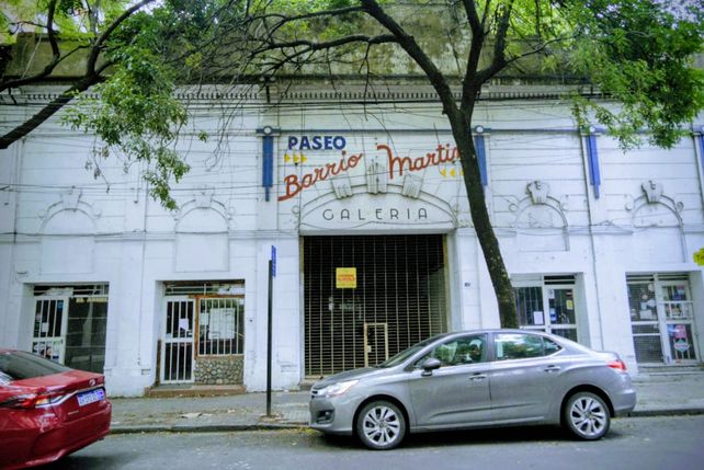 La galería Paseo Barrio Martin tiene colgado un cartel de venta o alquiler.