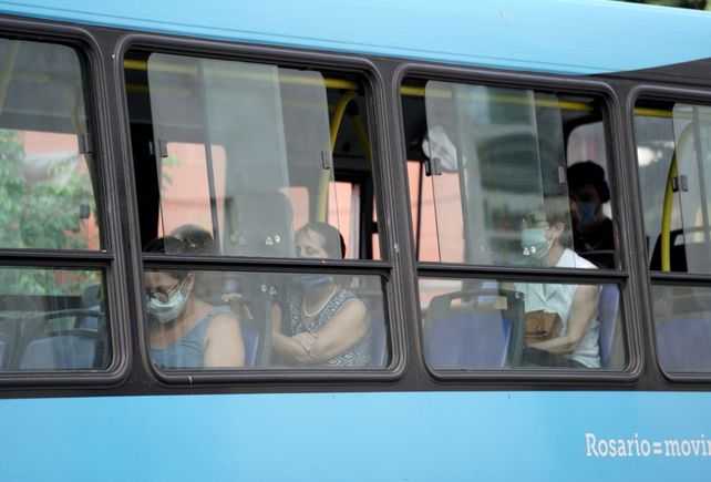 Las ventanillas de colectivos y taxis tanto como de bares y restaurantes deben mantenerse al menos semiabiertas.