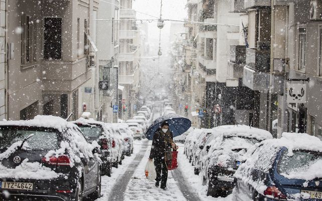 La ola de frío en Grecia cubre de nieve Atenas