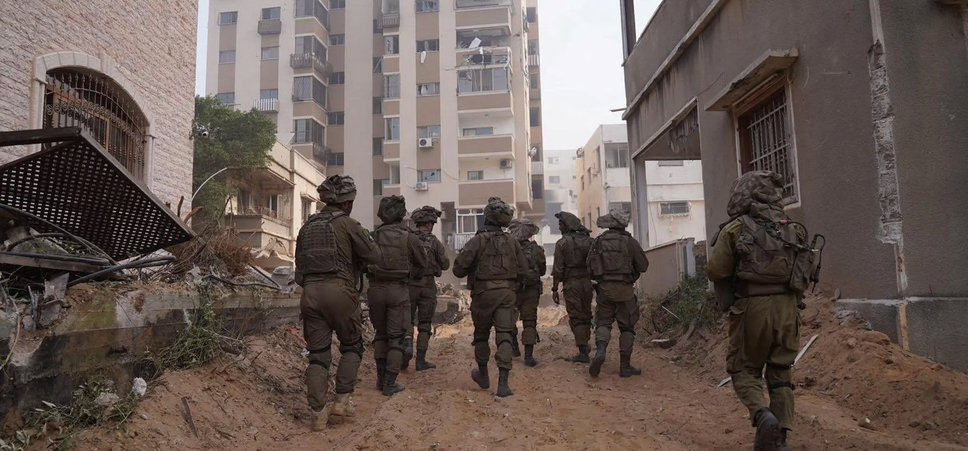 Soldados israelíes avanzan durante la operación terrestre en curso contra Hamas, Franja de Gaza. Fotografía: Fuerzas de Defensa de Israel/Reuters Soldados israelíes avanzan durante la operación terrestre en curso contra Hamas, Franja de Gaza. Fotografía: Fuerzas de Defensa de Israel/Reuters