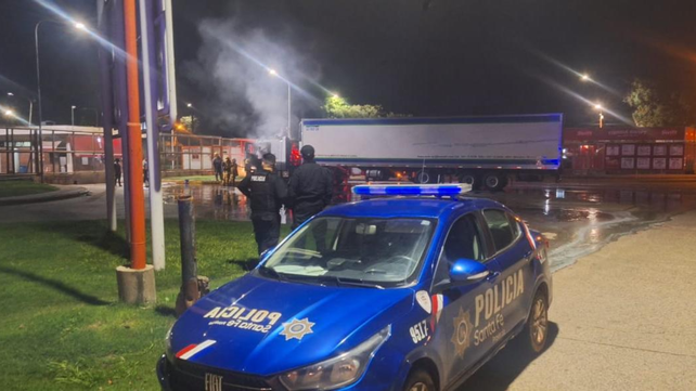 Ataque incendiario contra un camión en el frigorífico Swift de Villa Gobernador  Gálvez