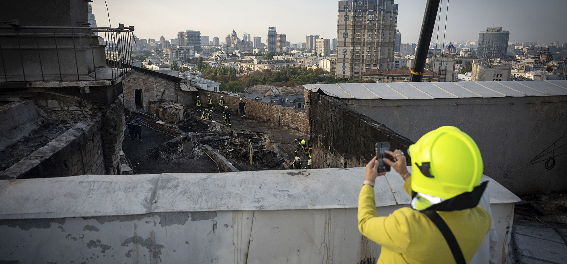 Rescatistas retiran los escombros del edificio del Gabinete de Ministros, dañado tras un ataque ruso en Kiev, Ucrania, 8 de septiembre de 2025 (Servicio de Prensa de Ucrania vía AP)