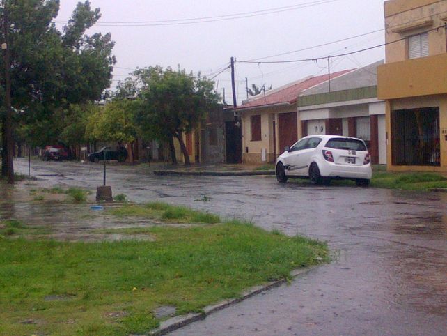 Un poste caído de luz con los cables en plena calle en La Rioja y Santiago de Chile