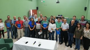 En El Trébol se entregaron 22 créditos sin interés de 400 mil pesos para los productores en emergencia por la sequía.