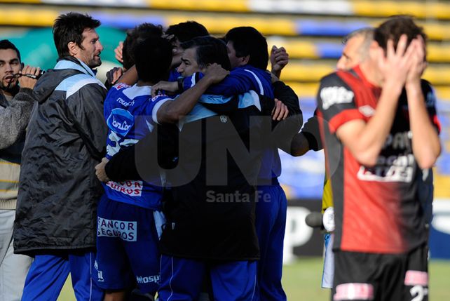 Dolor infinito: Colón descendió a la B Nacional tras 19 años en primera