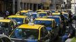 Multitudinaria marcha de taxistas en Rosario.