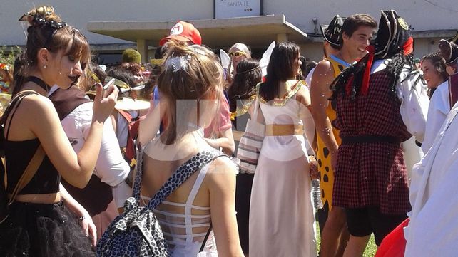 Los futuros médicos de la UNL hicieron la tradicional cruzada por las calles santafesinas