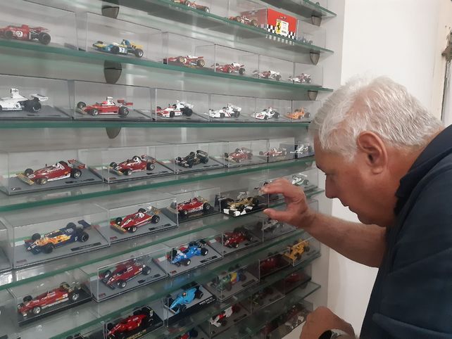 La colección de autos a escala que tiene Massari es impresionante.  