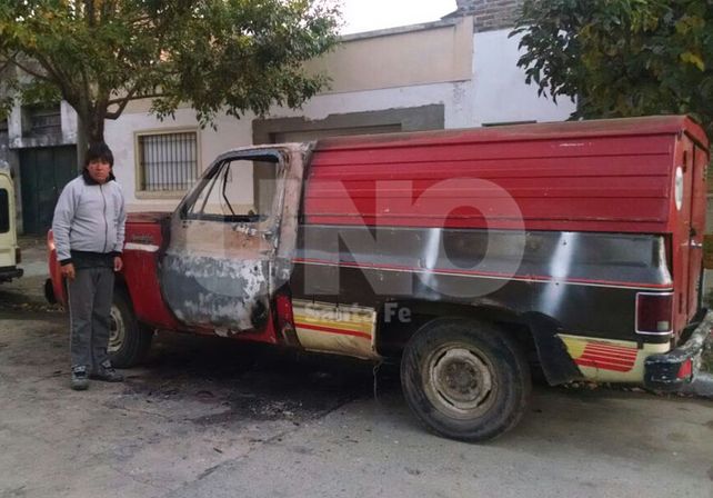La camioneta incendiada en barrio Ciudadela.