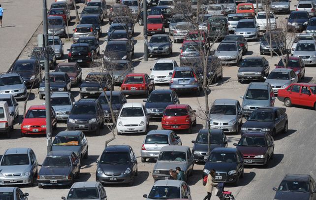 La sobresaturación de vehículos hace que sea cada vez más complicado estacionar en el área central de Rosario.