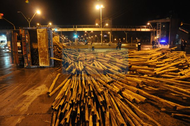 Volcó un camión cargado de troncos en 27 de Febrero y Tucumán