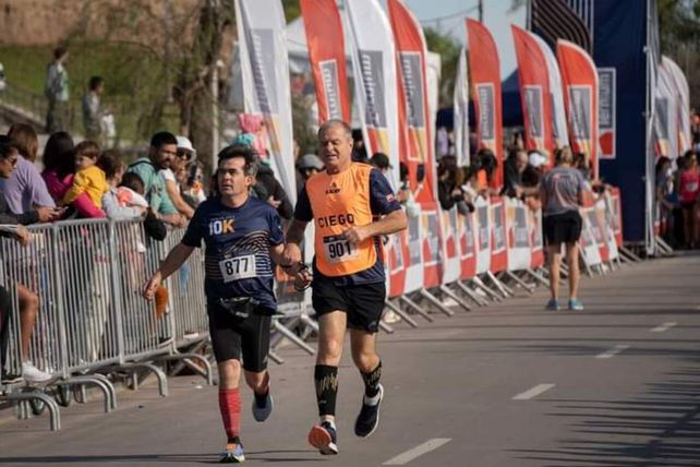 Gustavo Coreman, en la llegada de los 10K de Ternium (San Nicolás) junto a Norberto Catalano.