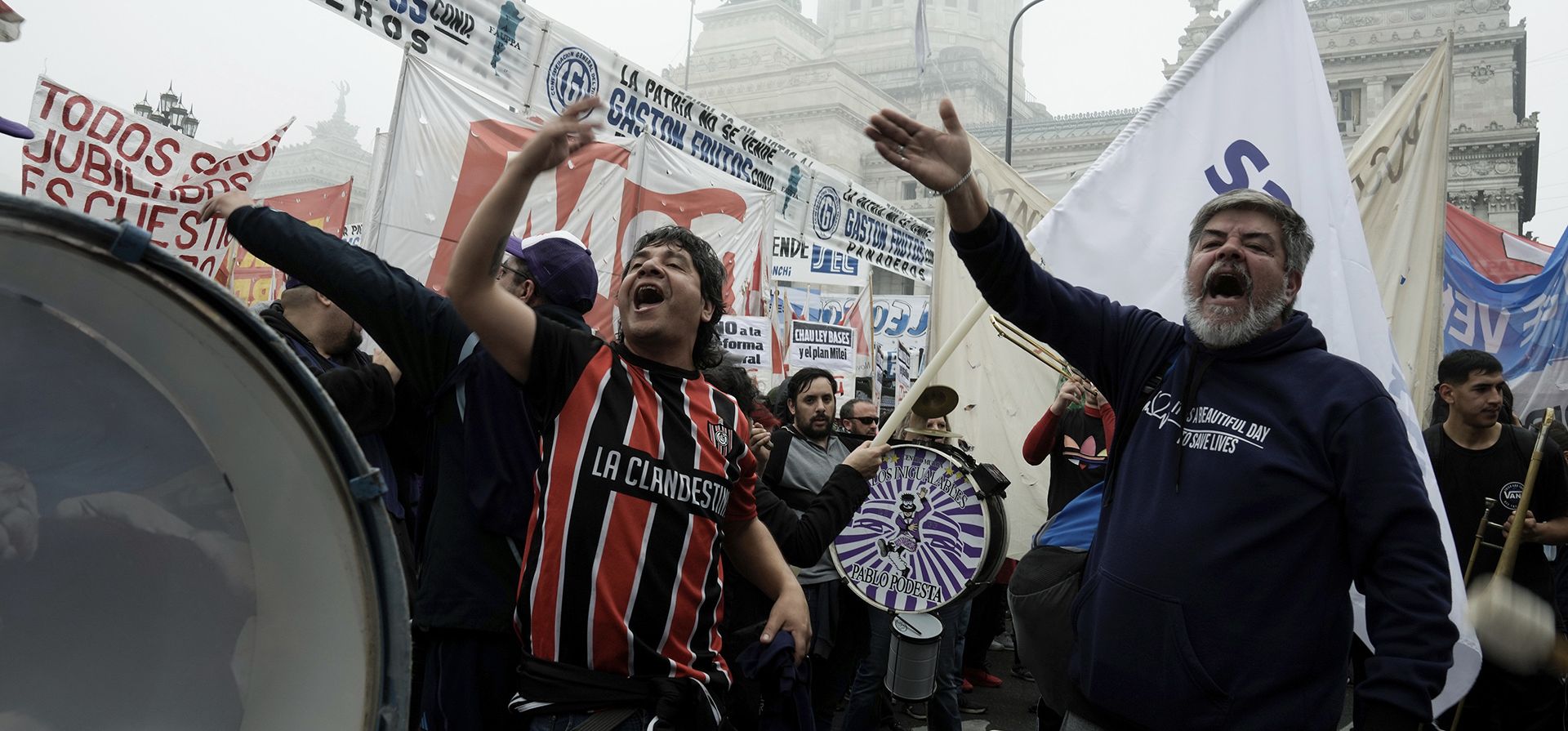 Manifestantes antigubernamentales se manifiestan frente al Congreso donde los legisladores debaten un proyecto de ley de reforma promovido por el presidente argentino Javier Milei en Buenos Aires, Argentina, el miércoles 12 de junio de 2024. (Foto AP/Rodrigo Abd Manifestantes antigubernamentales se manifiestan frente al Congreso donde los legisladores debaten un proyecto de ley de reforma promovido por el presidente argentino Javier Milei en Buenos Aires, Argentina, el miércoles 12 de junio de 2024. (Foto AP/Rodrigo Abd