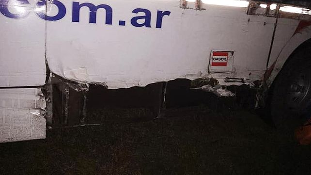 Chocaron un colectivo y un camión en la ruta provincial 6. Tres pasajeros y uno de los choferes resultaron heridos&nbsp;