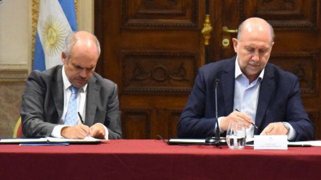 El gobernador Omar Perotti y el titular de la Unidad de Información Financiera (UIF)
