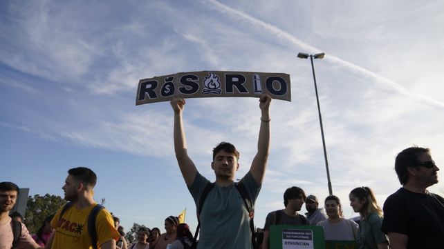Manifestantes cortaron el puente a Victoria por las incesantes quemas frente a Rosario y en todo el humedal entrerriano.