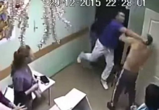 VIDEO: Un paciente tocó a una enfermera y un médico lo mató en pleno hospital