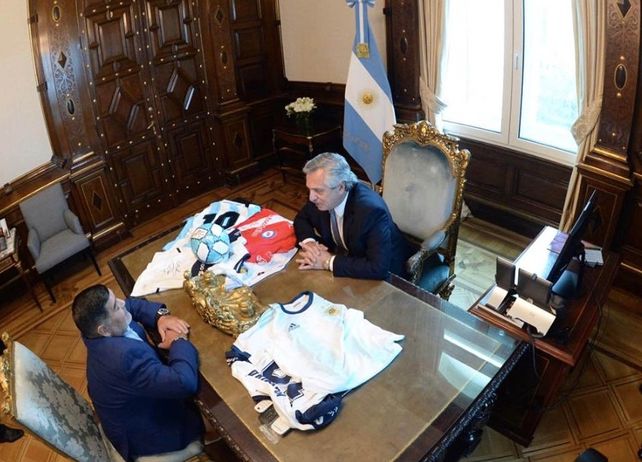 Maradona se reunió con Fernández y salió a saludar al balcón de la Rosada