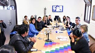 Organizaciones sociales originarias e integrantes del comité organizativo cultural de Pueblos Originarios rosarinos en reunión con algunos concejales y concejalas pidiendo presencia de la whipala en actos públicos.