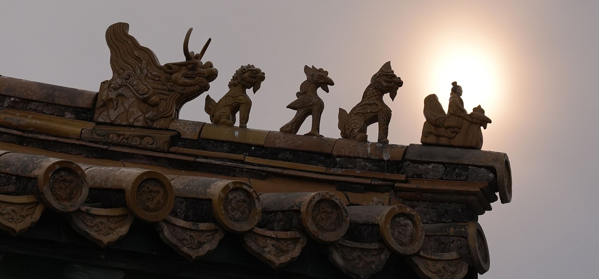 El sol se ve durante un día nublado cerca de gárgolas míticas que decoran los techos de la Ciudad Prohibida en Beijing el viernes 21 de febrero de 2025. (Foto AP/Ng Han Guan) El sol se ve durante un día nublado cerca de gárgolas míticas que decoran los techos de la Ciudad Prohibida en Beijing el viernes 21 de febrero de 2025. (Foto AP/Ng Han Guan)