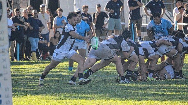Estudiantes se quedó con el clásico paranaense al vencer 30-20 a Rowing.