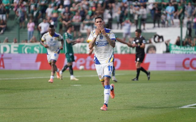 Ángel Di María convirtió de penal ante Sarmiento, en 2005. Ese día Central selló el pasaporte a la fase de grupos de la Copa Libertadores.
