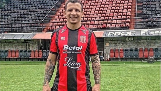 Emiliano Vecchio rescindió su contrato con Defensores de Belgrano.