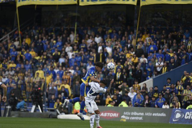 Vicente Pizarro intenta ganar de arriba. El chileno fue uno de los jugadores reprobados por los hinchas de Central.