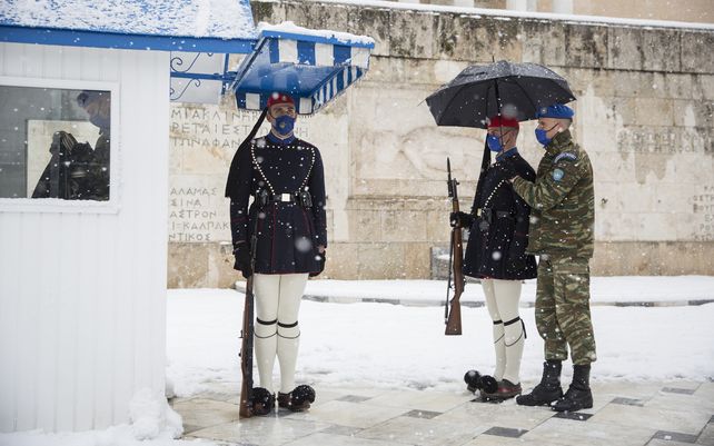 La ola de frío en Grecia cubre de nieve Atenas