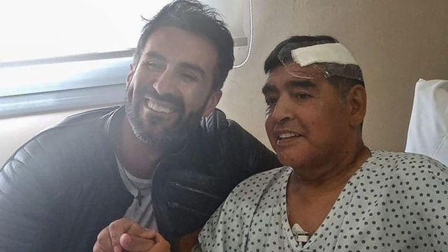 SELFIE. Una foto por la que se lo cuestionó a Luque (derecha) tras la operación de Maradona.