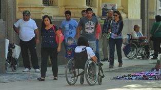 Coincidieron tres personas que se movilizan en sillas de ruedas. Foto UNO Juan Manuel Hernández.&nbsp;