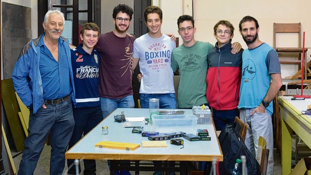 Juan Farina (izquierda) junto a los chicos del Poli y el tutor Emanuel Benatti.