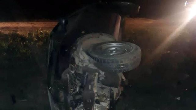 Un auto Ford Ka negro volcó en la intersección de las rutas 11 y S18