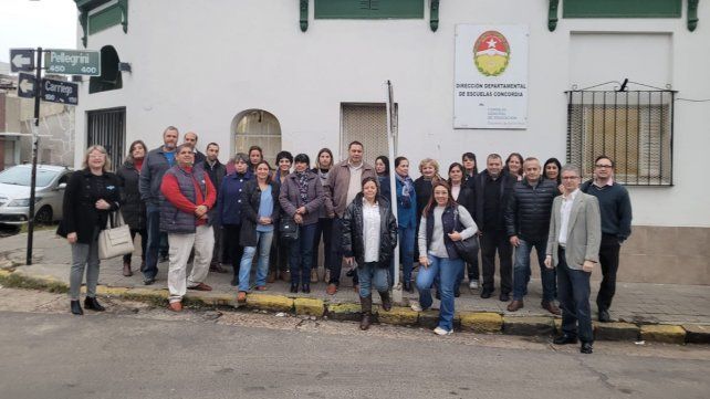 Profesionales docentes reclaman ante la Dirección Departamental de Escuelas de Concordia.