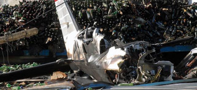 Una avioneta cay&oacute; sobre dos camiones y se mataron el piloto y el copiloto