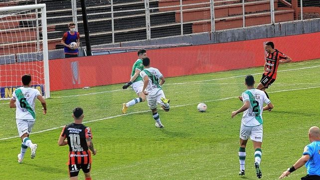 Patronato tuvo claras situaciones en el primer tiempo. Después Banfield se lo empató.