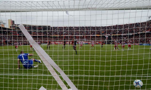 Adentro.  Vera anota el tanto del empate