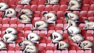 Casi dos mil personas se desnudan para promocionar la Eurocopa 2008