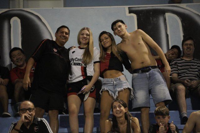 Los hinchas de Newells en el estadio de Rafaela.