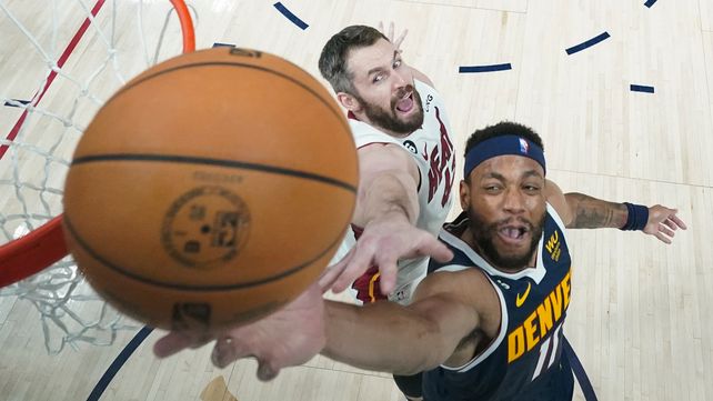Bruce Brown busca el doble ante la dura marca de Kevin Love.