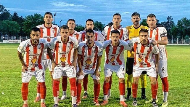 Gran triunfo de Colón de San Justo bajo la lluvia en el partido de ida ante Libertad.