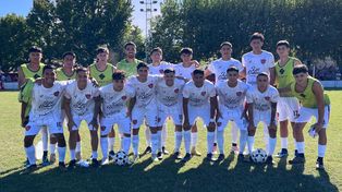 Unión de Alvarez. La entidad rojinegra, que cumplió 103 años de vida este 1ª de Mayo y dirigida por el DT César Gáspari, será uno de los representantes de la Rosarina en la Copa Santa Fe 2024.&nbsp; 
