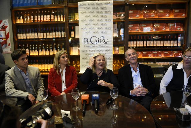Juntos en El Cairo. Carrió acompañó a los precandidatos Malaponte