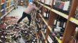 La joven mujer destrozó botellas que fue sacando de una estantería