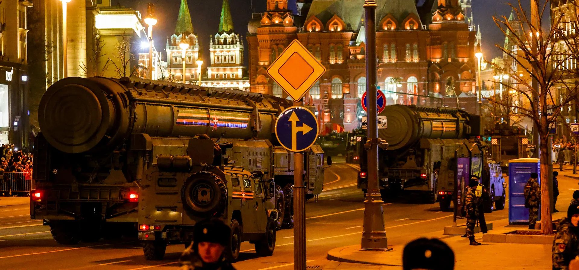 Vehículos militares transitan la calle Tverskaya durante un ensayo para el desfile del Día de la Victoria que marca el aniversario de la victoria sobre la Alemania nazi en la Segunda Guerra Mundial. Fotografía: Agencia Anadolu/Getty Images