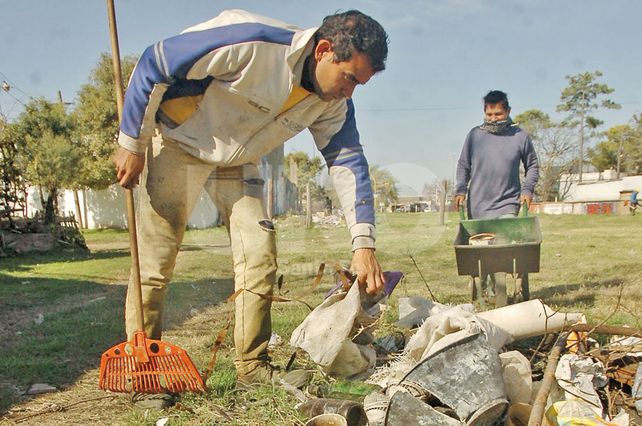 Una cuadrilla de 18 personas realiza todos los días trabajos de limpieza