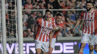 Lionel Verde festeja el segundo gol de Unión.