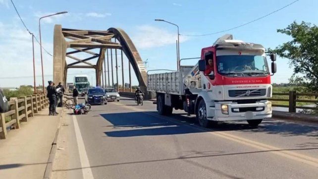 Fuerte accidente en el Puente Carretero: una mujer en moto chocó contra un auto y está grave de salud