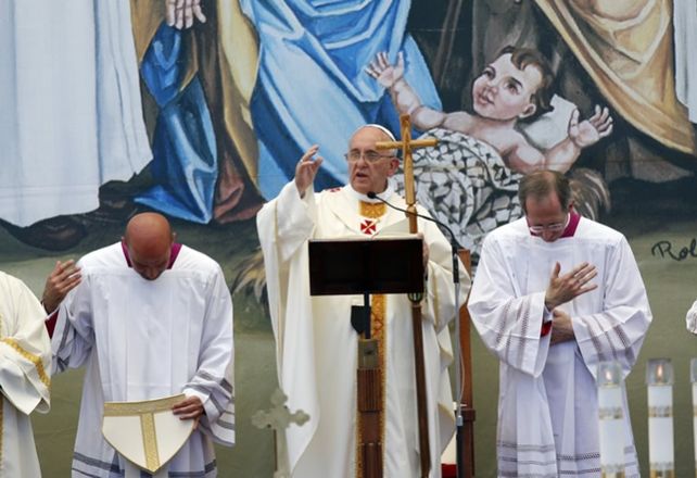 El Papa instó a construir la paz a la que calificó como un don que no se puede comprar