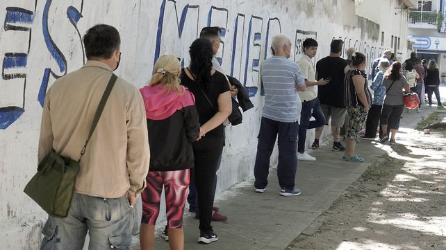 Cada vez son más los rosarinos que pueden acercarse a los vacunatorios municipales sin turno